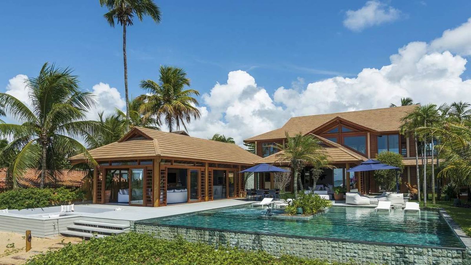 Villa Capri, fachada e piscina, de dia