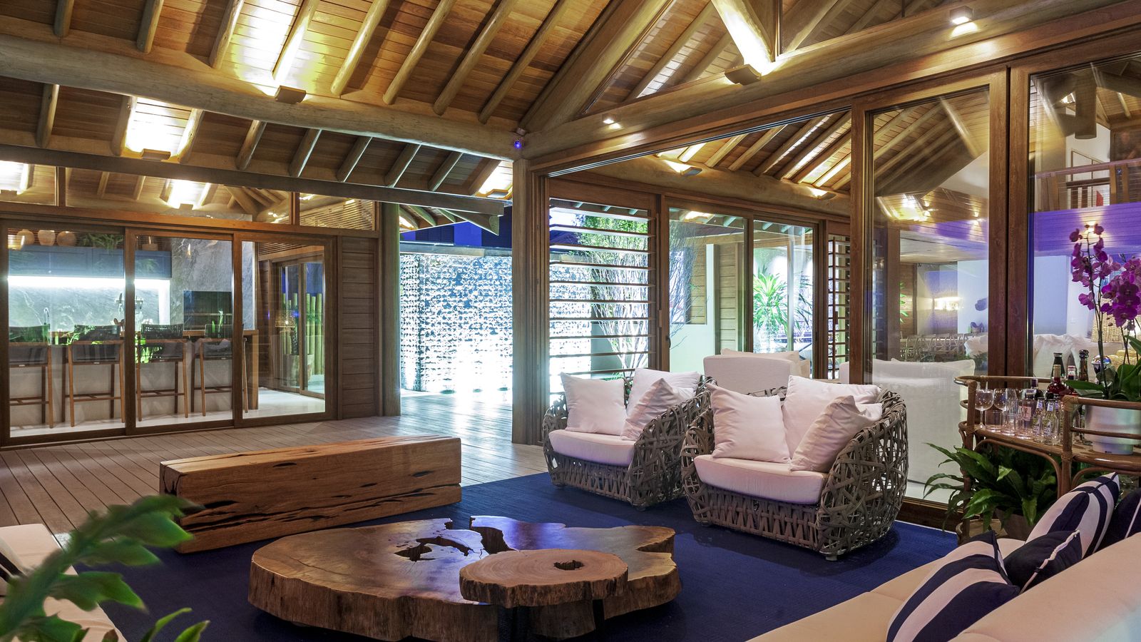 Living integrado da Villa Capri, à noite
