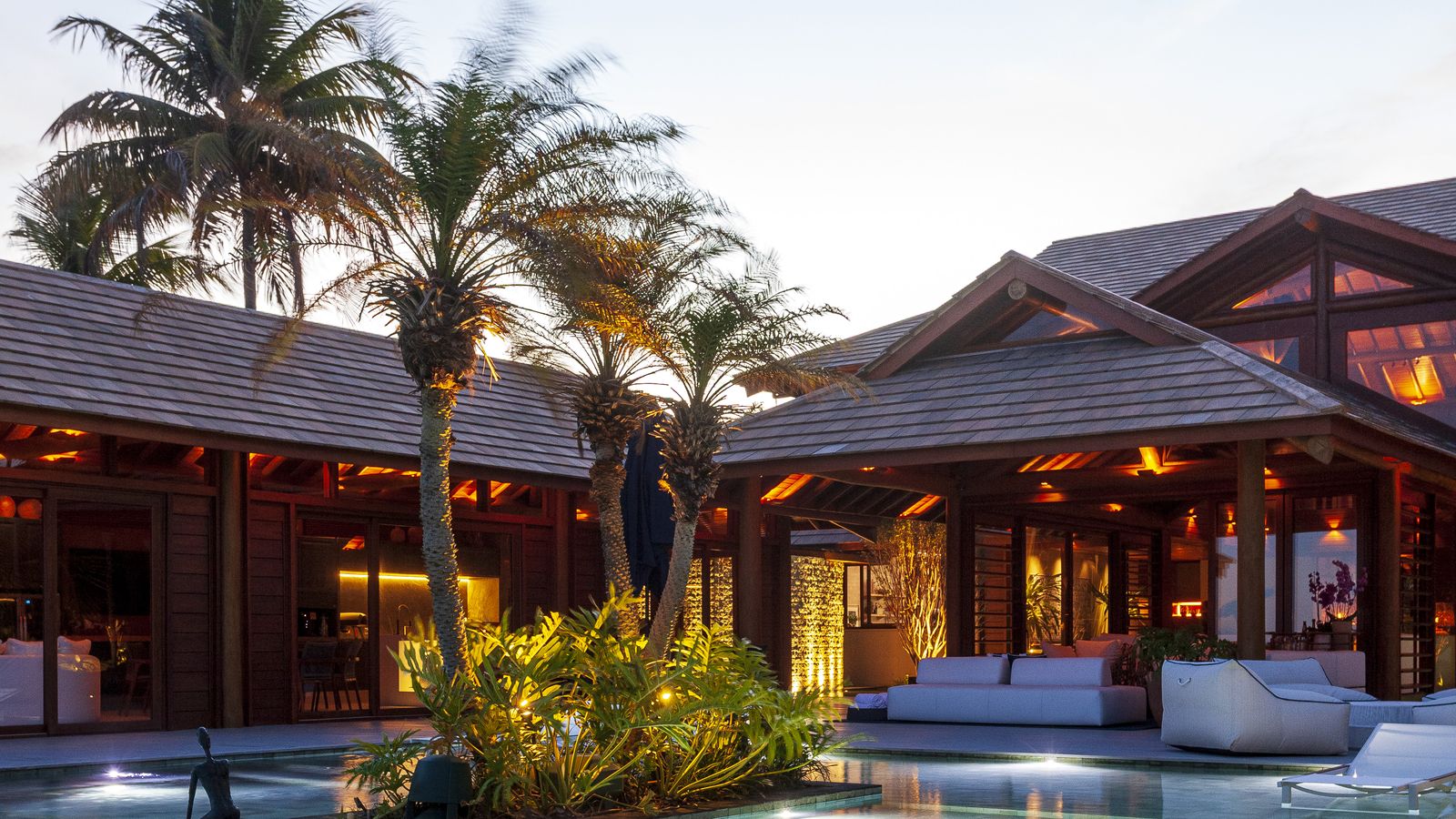 Villa Capri ao entardecer, piscina e casa
