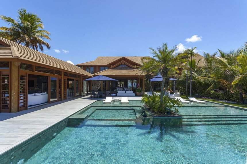 Piscina, gazebo e casa principal ao meio-dia