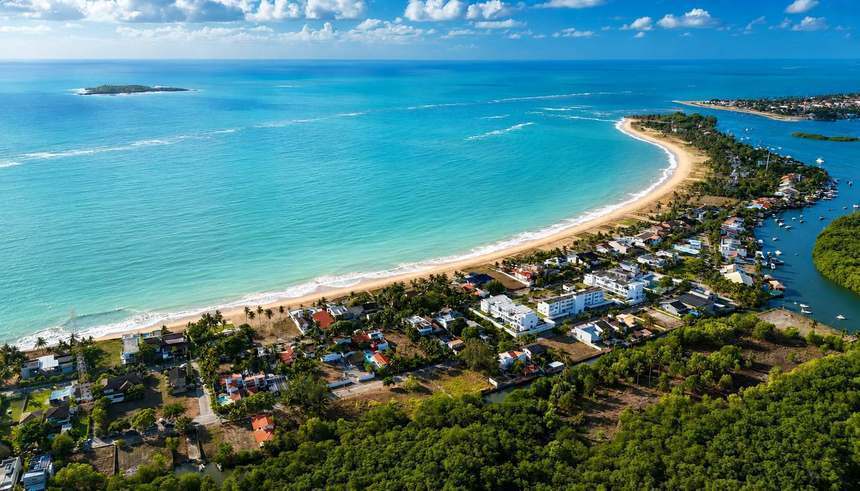 Vista aérea do condomínio de Toquinho — a península entre o mar e o rio, com a Ilha de Santo Aleixo ao fundo