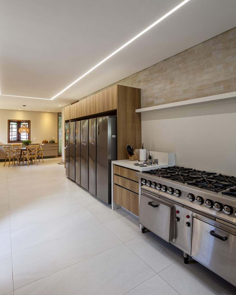 Cozinha de serviço da Villa Capri, com fogão industrial de oito bocas e câmara fria
